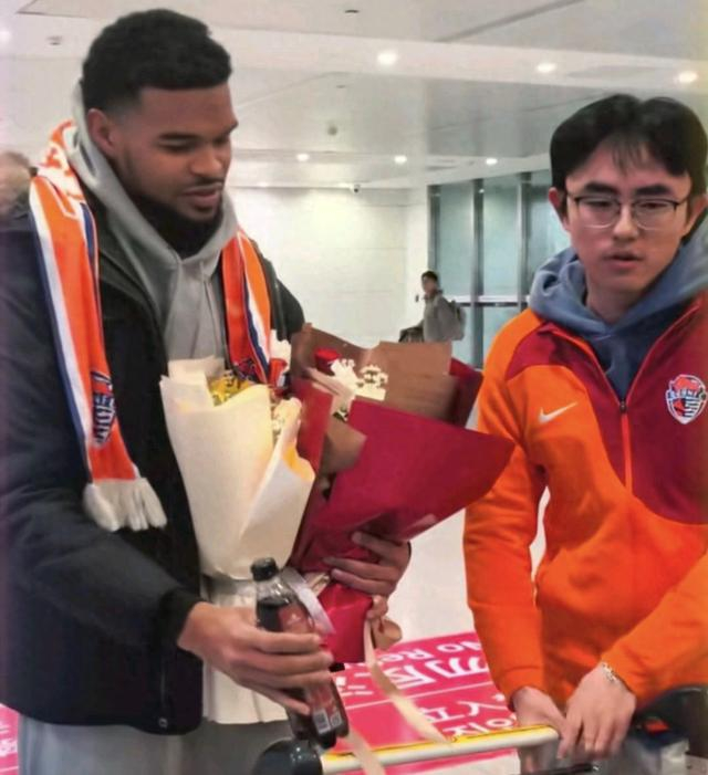 登录入口-青岛海牛新赛季保级稳了？法国中场大牌外援确定加盟，已抵达青岛|埃朱马|青岛市|米兰-里斯蒂奇|萨里奇|中超_新浪体育_新浪新闻