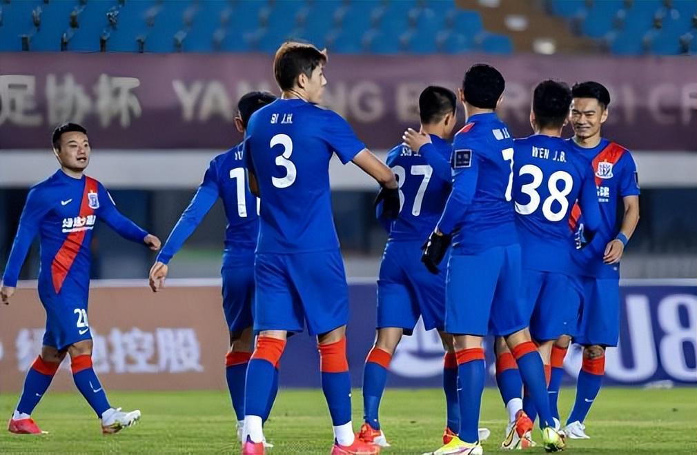 杨帅为何刚来申花就坐稳主力中卫，热身赛接连出战，原因找到了