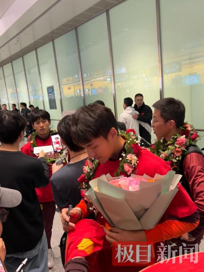 app下载-U23国足队员抵达大兴机场欢呼声此起彼伏，“中国队加油”响彻机场大厅，门将李昊：非常感谢所有球迷