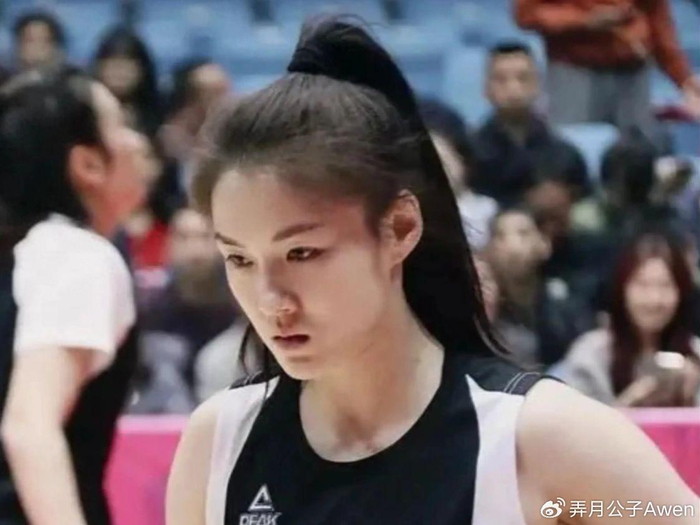 app下载-光漂亮有什么用？5中1+正负值最低，球迷：回去看王思雨的比赛录像|张曼曼|女篮|宫鲁鸣|中国女篮|国家队_新浪体育_新浪新闻